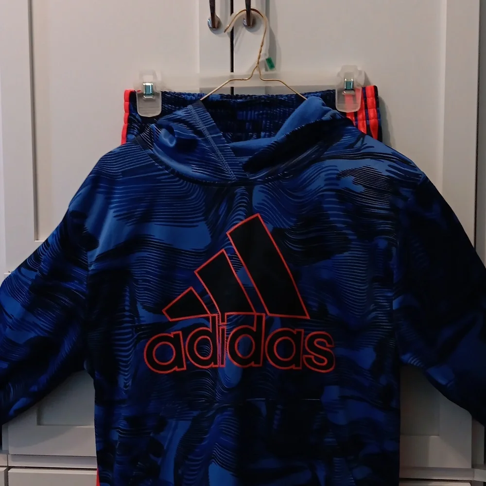Boys Adidas 2 piece jogging suit - Picture 1 of 6
